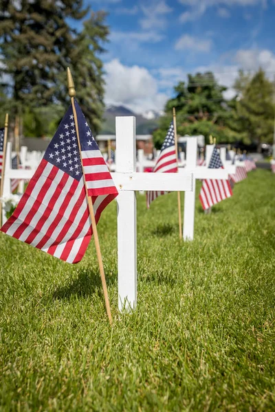 Amerikai Zászlókkal Díszített Katonai Sírjelek Emléknapra — Stock Fotó