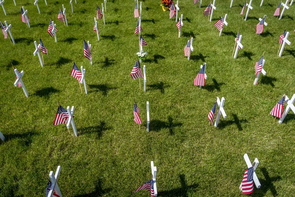 阵亡将士纪念日用美国国旗装饰的军人墓碑 — 图库照片