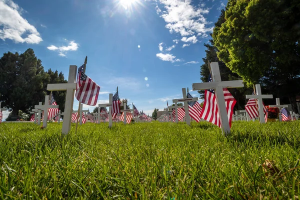 Značky Vojenského Hrobu Zdobené Americkými Vlajkami Memorial Day — Stock fotografie