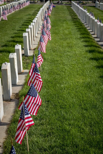 Značky Vojenského Hrobu Zdobené Americkými Vlajkami Memorial Day — Stock fotografie