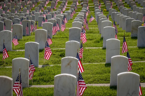 Militära Gravmärken Dekorerade Med Amerikanska Flaggor För Minnesdagen — Stockfoto