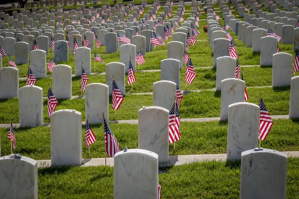 Anma Günü için Amerikan bayraklarıyla süslenmiş askeri mezar taşları.