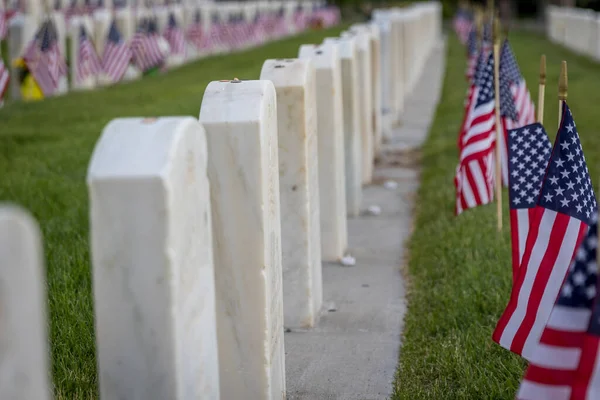 Značky Vojenského Hrobu Zdobené Americkými Vlajkami Memorial Day — Stock fotografie