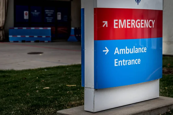 Bir hastanede acil servis tabelası.