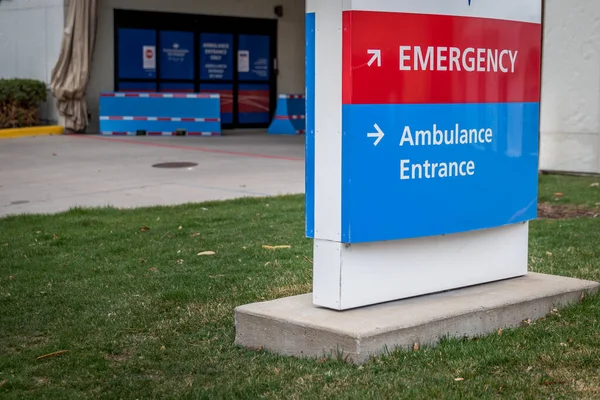 Bir hastanede acil servis tabelası.