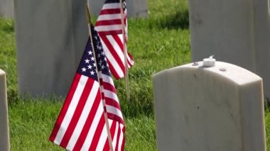 Anma Günü için Amerikan Bayraklarıyla süslenmiş askeri mezar taşlarına yakınlaş