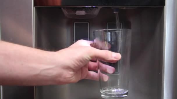 Obtendo Uma Bebida Água Geladeira Dispensador — Vídeo de Stock