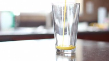 Portakal suyu bardağa dökülüyor.