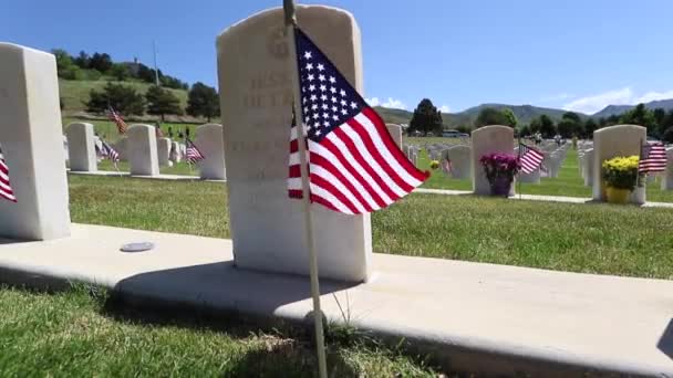 Militaire Begraafplaats Met Grafstenen Versierd Met Amerikaanse Vlaggen Voor Memorial — Stockvideo