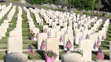 Anma Günü için Amerikan Bayraklarıyla süslenmiş mezar taşlarıyla askeri mezarlık.