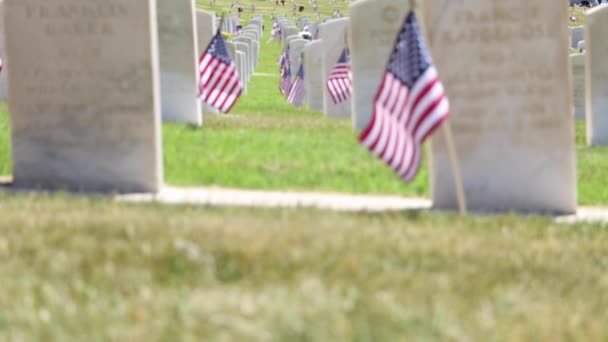 Military Cemetery Headstones Decorated American Flags Memorial Day — Vídeos de Stock
