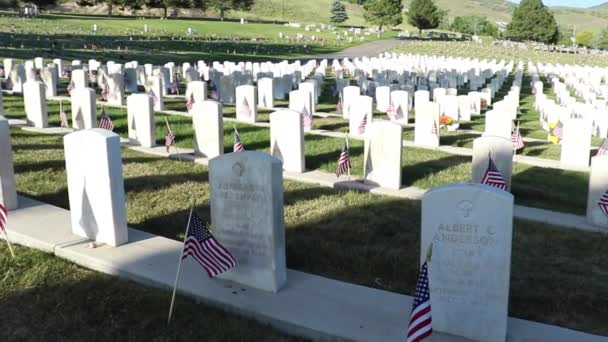 Военное Кладбище Надгробиями Украшено Американскими Флагами День Памяти — стоковое видео