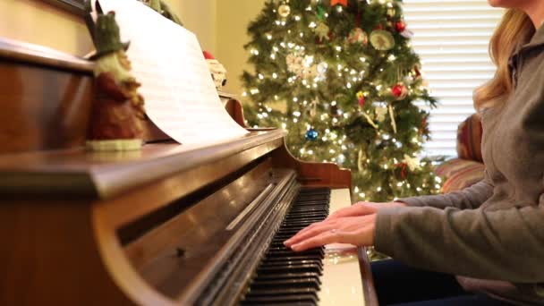 Woman Playing Piano Christmas — Vídeo de stock