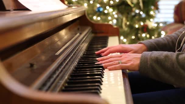 Γυναίκα Που Παίζει Πιάνο Χριστούγεννα — Αρχείο Βίντεο