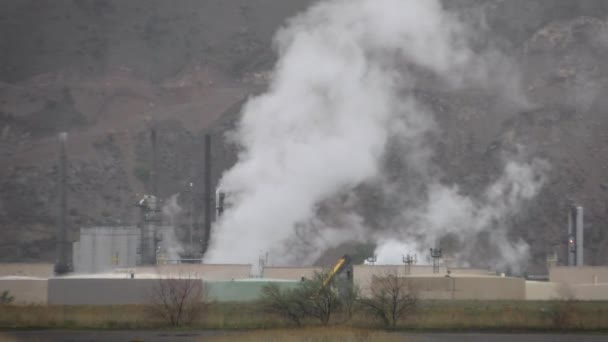 Oil Refinery Smoke Billowing Smoke Stacks Rainy Day – Stock-video