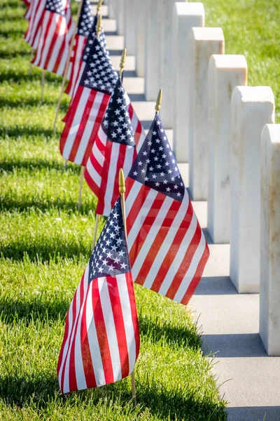 Katonai Sírkövek Tiszteletére Fegyveres Erők Katonái Díszített Amerikai Zászlók Memorial — Stock Fotó