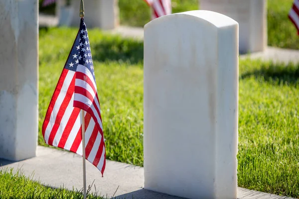 Vojenské Náhrobní Kameny Počest Vojáků Ozbrojených Sil Zdobené Americkými Vlajkami — Stock fotografie