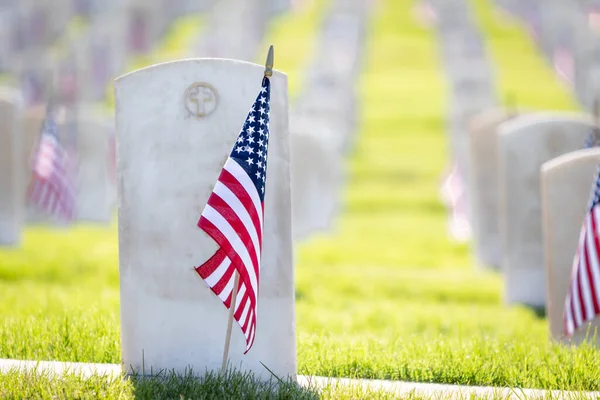 Anma Günü Için Amerikan Bayraklarıyla Süslenmiş Silahlı Kuvvetler Mensuplarını Onurlandıran Stok Resim