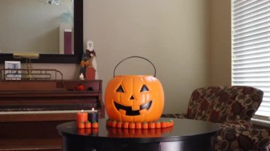 Tek boynuzlu at kostümlü şirin küçük kız Cadılar Bayramı Şekerini Yakalıyor