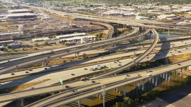 Drone Aereo Volare Parallelamente Una Occupato Autostrada Nel Tardo Pomeriggio — Video Stock