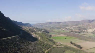 Açık alan Baja yeşil doğa vadisinde pürüzsüz yolculuk