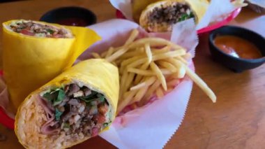 Meksika burrito carne asada patates kızartması.