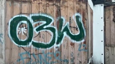 Grafiti vandalizmi umumi tuvalet ve yeşil alan