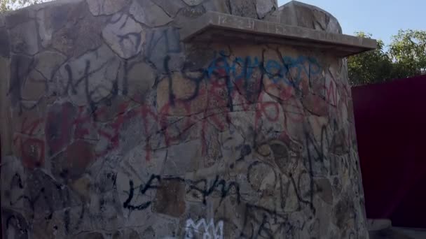 Graffiti Vandalism Offentliga Badrum Och Grönområde — Stockvideo