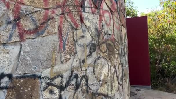 Graffiti Wandalizm Publicznej Łazienki Terenów Zielonych — Wideo stockowe