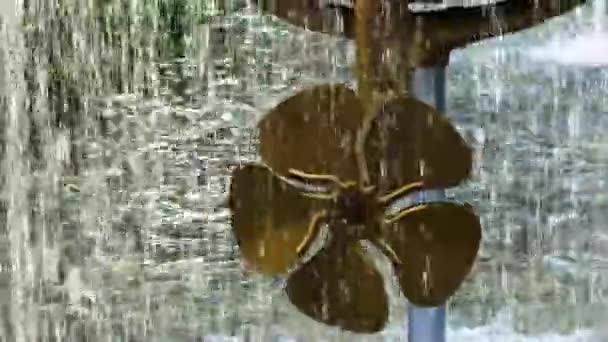 Zlatá Lodní Vrtule Nad Vodou — Stock video