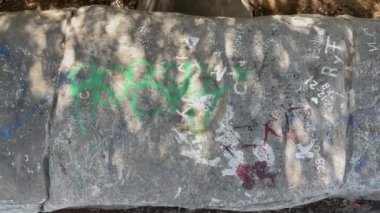 Grafiti vandalizmi umumi tuvalet ve yeşil alan