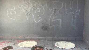 Grafiti vandalizmi umumi tuvalet ve yeşil alan