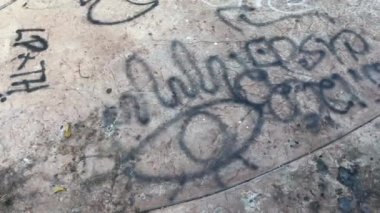 Grafiti vandalizmi umumi tuvalet ve yeşil alan