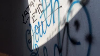 Grafiti vandalizmi umumi tuvalet ve yeşil alan