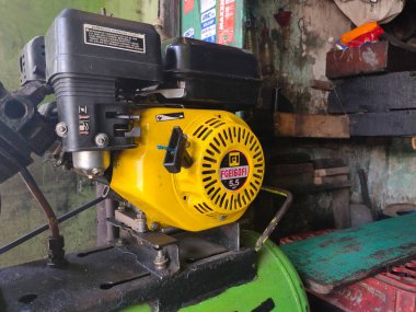 Güç spreyi pompası bir lastik bandı tarafından kullanılan benzin motoruyla düzenlenir.