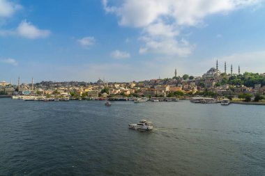 Panormica de Eminonu Estambul, Turqua, Bsforo Nehri, en el cuerno de Oro de Istambul con el gran Bazar de fondo. 