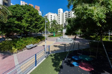 Barranquilla, Atlantico, Kolombiya. 15 Ocak 2022: Mavi gökyüzü ile yedi ağız parkı.