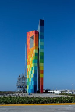 Barranquilla, Atlantico, Kolombiya. 15 Ocak 2022: Kentte mavi gökyüzü olan dünyanın anıtı.