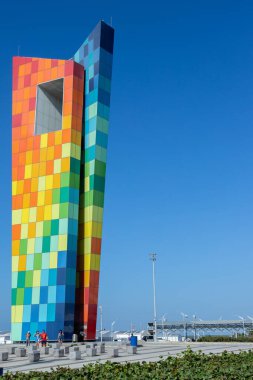 Barranquilla, Atlantico, Kolombiya. 15 Ocak 2022: Kentte mavi gökyüzü olan dünyanın anıtı.