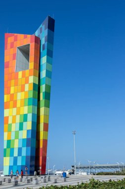 Barranquilla, Atlantico, Kolombiya. 15 Ocak 2022: Kentte mavi gökyüzü olan dünyanın anıtı.