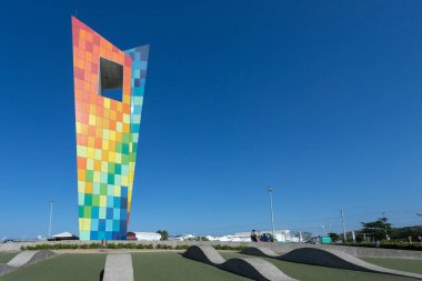 Barranquilla, Atlantico, Kolombiya. 15 Ocak 2022: Kentte mavi gökyüzü olan dünyanın anıtı.