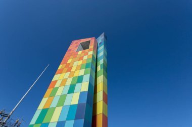 Barranquilla, Atlantico, Kolombiya. 15 Ocak 2022: Kentte mavi gökyüzü olan dünyanın anıtı.