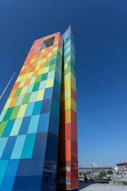 Barranquilla, Atlantico, Kolombiya. 15 Ocak 2022: Kentte mavi gökyüzü olan dünyanın anıtı.