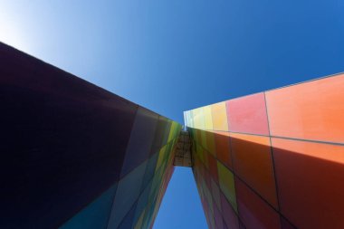 Barranquilla, Atlantico, Kolombiya. 15 Ocak 2022: Kentte mavi gökyüzü olan dünyanın anıtı.