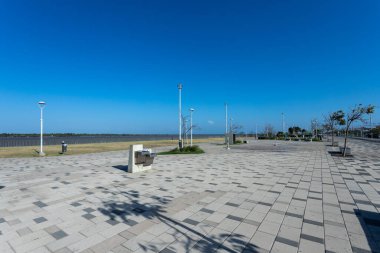 Nehir kıyısındaki mavi gökyüzü manzarası. Barranquilla, Atlantico, Kolombiya.