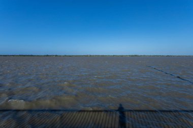Magdalena Nehri ve mavi gökyüzü manzaralı doğal manzara.