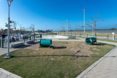 Nehir kıyısındaki mavi gökyüzü manzarası. Barranquilla, Atlantico, Kolombiya.