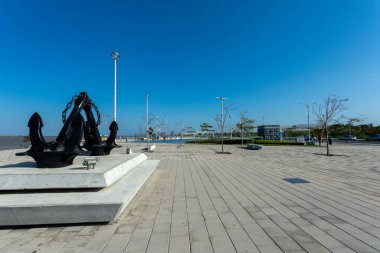 Nehir kıyısındaki mavi gökyüzü manzarası. Barranquilla, Atlantico, Kolombiya.