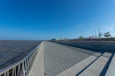 Güzel mavi gökyüzü ve Malecon manzaralı manzara. Barranquilla, Atlantico, Kolombiya. 
