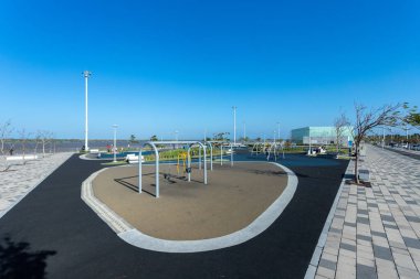 Barranquilla, Atlantico, Kolombiya. 15 Ocak 2022: Mavi gökyüzü ile büyük sahil yolunda spor parkı.